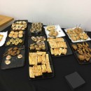 <p>Canapés para la prensa, en el debate de La Sexta. </p>