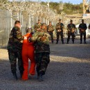 <p>La policía militar traslada a un preso en la prisión de Guantánamo. </p>