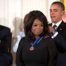 <p>El Presidente Barack Obama entrega la Medalla Presidencial de la libertad a Oprah Winfrey en 2013. </p>