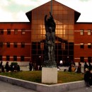 <p>Estatua dedicada a Miguel de Cervantes a la entrada del Campus de Vicálvaro de la URJC</p> (: UNIVERSIDAD REY JUAN CARLOS)