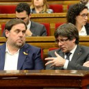 <p>Oriol Junqueras y Carles Puigdemont en un pleno del Parlament.</p>