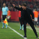 <p>Diego Pablo Simeone dando indicaciones a sus jugadores durante el partido copero en el Sánchez-Pizjuán.</p>