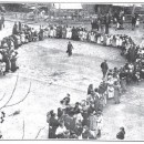 <p>Mujeres haciendo cola delante de una carbonería, en Barcelona.</p>