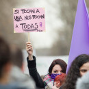 <p>Una mujer sujeta una pancarta durante el día de la huelga feminista. 8 de marzo de 2018, Madrid. </p>