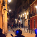 <p>Actuación policial durante los disturbios por la muerte de Mame Mbaye en las calles de Lavapiés, 15 de marzo de 2018.</p>