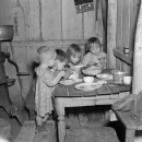 <p>Cena de navidad en la casa de Earl Pauley. 1936</p>