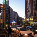 <p>Tráfico de coches en la calle Gran Vía de Madrid.</p>