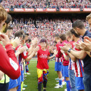 <p>Los jugadores del Atlético de Madrid, recibiendo a las jugadores del Atelti Féminas, tras proclamarse campeonas de Liga, en el Vicente Calderón, en mayo de mayo de 2017. </p>