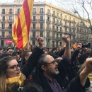 <p>Manifestantes en Barcelona intentando alcanzar la delegación del Gobierno, el 25 de marzo.</p>