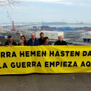 <p>Grupo de ciudadanos protesta contra el envío de armas a Arabia Saudí desde el Puerto de Bilbao.</p>