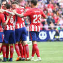 <p>Vitolo, de espaldas, se acerca a celebrar uno de los goles ante el Levante.</p>