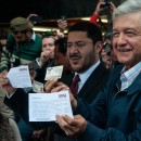 <p>López Obrador sostiene una papeleta del partido MORENA, poco después de su fundación en 2013. </p> (: Eneas De Troya)