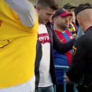 <p>Un hombre se quita una camiseta de color amarillo durante un control policial en la final de la Copa del Rey. Madrid, 21 de abril de 2018</p>