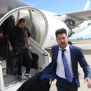 <p>Diego Pablo Simeone sale del avión a su llegada a Londres. 25 de abril de 2018. </p>