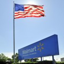 <p>Cartel de Walmart junto a una bandera de EE.UU</p> (: Walmart)