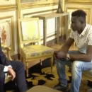 <p>Emmanuel Macron junto a Mamoudou Gassamba, el joven que rescató a un niño colgado de un balcón en París. Mayo de 2018</p>