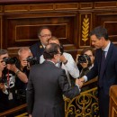 <p>Mariano Rajoy saluda a Pedro Sánchez, investido presidente del Gobierno</p>