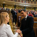 <p>Ana Pastor, presidenta del Congreso, saluda a Pedro Sánchez tras la moción de censura contra Rajoy </p>