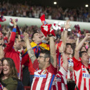 <p>Aficionados del Atlético de Madrid durante la retransmisión de la final de Lyon en el Metropolitano. 16 de mayo de 2018. </p>