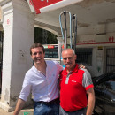 <p>Pablo Casado, uno de los candidatos a la Presidencia del PP, junto a un trabajador de una gasolinera en su gira de campaña. Jerez de la Frontera. </p>