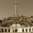 <p>Vista frontal de la cruz del Valle de los Caídos y su basílica (El Escorial, Madrid).</p> (: Godot13)