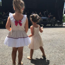 <p>Niñas bailan con la orquesta durante las fiestas. Santa Cristina Do Viso, Galicia. </p>