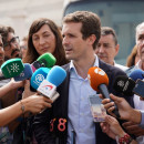 <p>Pablo Casado atiende a los medios de comunicación tras su visita a Algeciras. 1 de agosto de 2018</p>