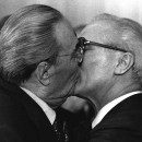 <p>Mítico beso entre los líderes soviéticos Leonid Brézhnev y Erich Honecker, en 1979.</p>