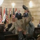 <p>Un periodista iraquí tirandole su zapato a George W. Bush durante su visita al país asiático en 2008.</p>