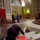 <p>Captura de pantalla del video de Pedro Armestre mientras Enrique Terneiro pinta en la tumba de Franco.</p>