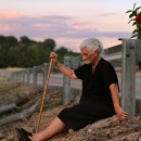 <p>María Martín, protagonista del documental ‘El silencio de los otros’, sentada en la cuneta sobre la fosa común donde está enterrada su madre.</p>