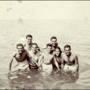 <p>Grupo de amigos en la playa de Valencia (1952)</p>