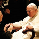 <p>El Papa Juan Pablo II recibe a Marcial Maciel.</p>