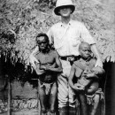 <p>Pigmeos africanos con un explorador europeo. Foto de 1921.</p>