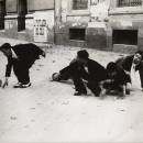 <p>Jóvenes huyendo de un proyectil caído en la Gran Vía, Madrid.</p>
