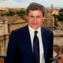 <p>El exalcalde de Roma, Gianni Alemanno, delante del Foro Romano.</p>