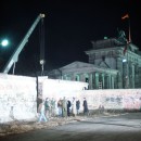 <p>Una grúa retira un trozo del muro de Berlín el 21 de diciembre de 1989.</p>