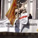 <p>Proceso de retirada de las pancartas con lazos amarillos de la fachada del Palau de la Generalitat.</p>