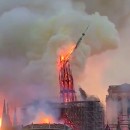 <p>Momento en el que se derrumba la aguja de Notre Dame.</p> (: Imagen de televisión)