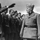 <p>Benito Mussolini durante una inspección a las tropas, en Etiopía.</p>