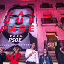 <p>Pedro Sánchez frente a la sede del PSOE.</p>