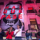 <p>Pedro Sánchez celebra la victoria, puño en alto. </p>