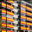 <p>Una casa con banderas de España.</p>