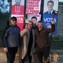 <p>Candelas sostiene una brocha en alto durante la campaña de las elecciones municipales.</p> (: Cedida por la entrevistada.)