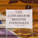 <p>Un cartel en el centro de Sevilla: Hoy cerrado por motivos personales (nacimiento hija).</p>