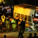 <p>Bomberos y protección civil, en el lugar del accidente esa misma madrugada.</p>