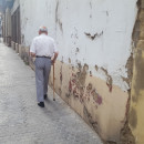 <p>Un hombre camina por una calle de Sevilla.</p>