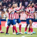 <p>Los jugadores del Atleti celebran el triunfo con la afición.</p>