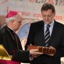 <p>Mariano Rajoy entrega al arzobispo de Santiago de Compostela el Códice Calixtino en julio de 2012.</p> (: © Pool Moncloa)