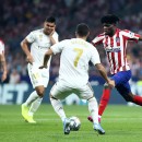 <p>Thomas Partey conduce el balón ante Eden Hazard en un lance del partido.</p>